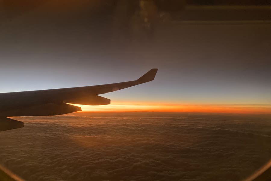 機内から見た朝焼けの空