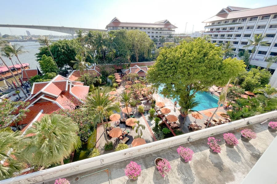 バルコニーからの中庭とプールビュー