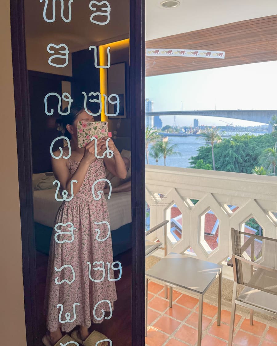 タイ語が書かれたミラー