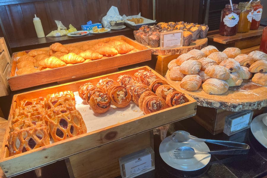 朝食ビュッフェのパンコーナー