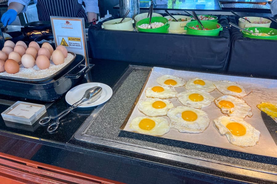 朝食ビュッフェのエッグコーナー