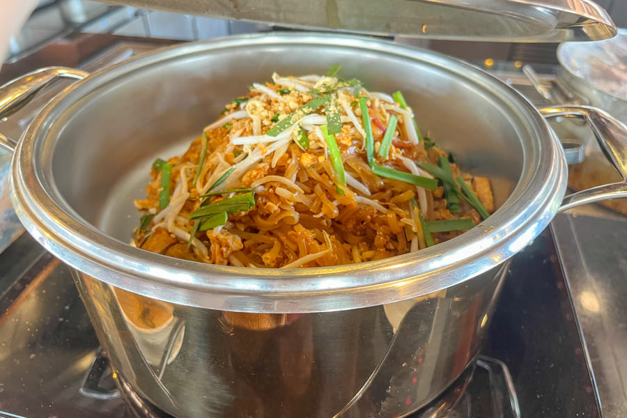 朝食ビュッフェのパッタイ