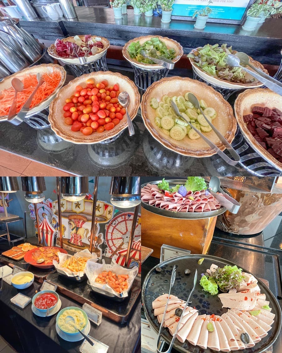 朝食ビュッフェのサラダのコーナー