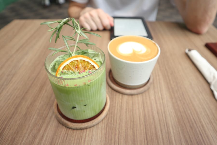 ローズ抹茶ラテとカプチーノ