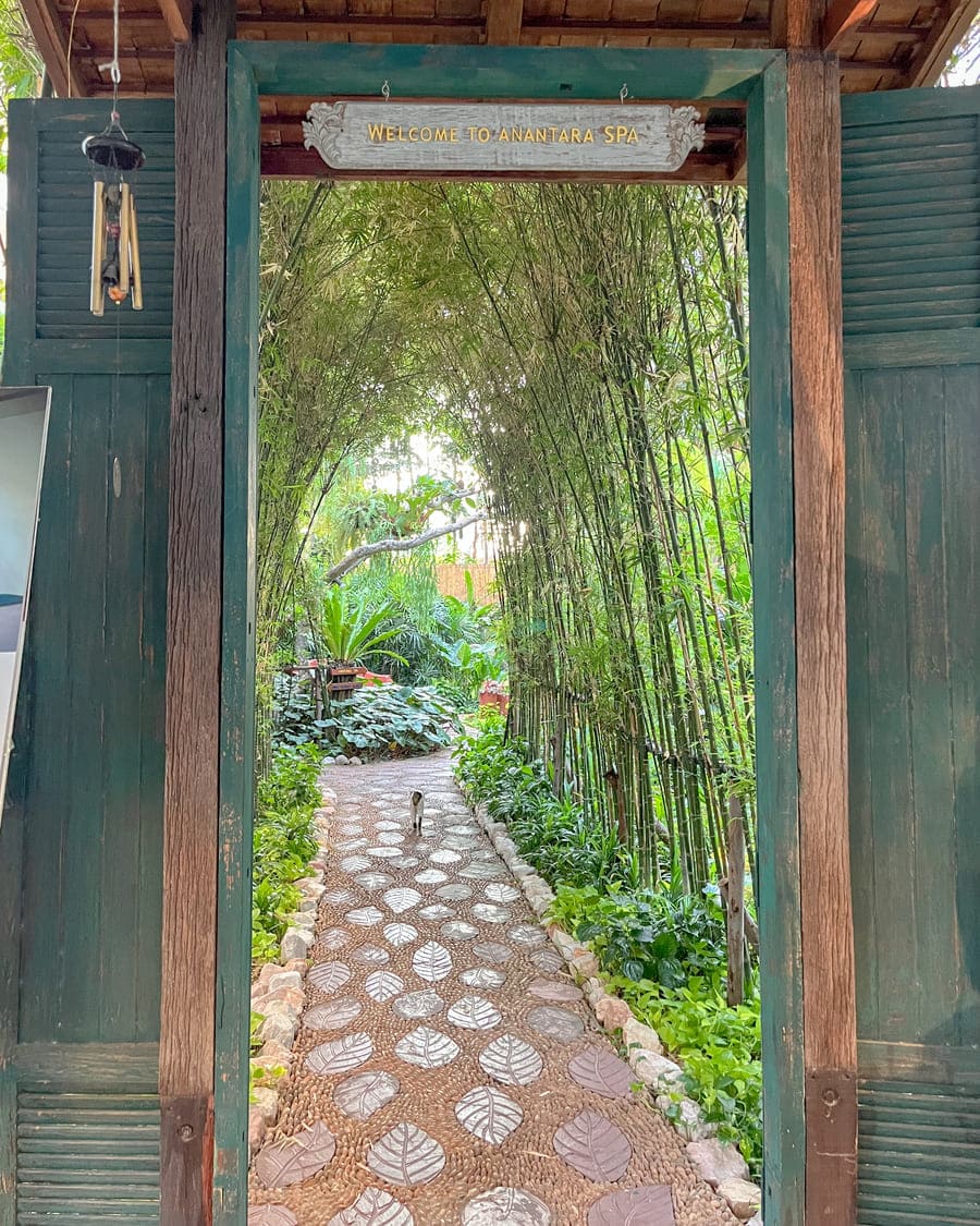 リゾート内のアナンタラスパの入口