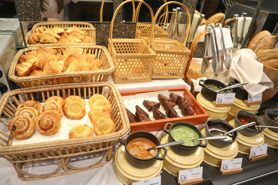 朝食ビュッフェのパンのコーナー