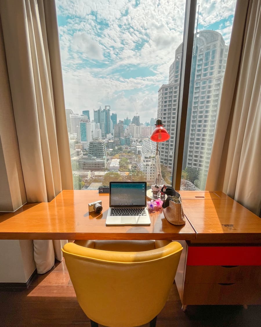 窓際のデスク