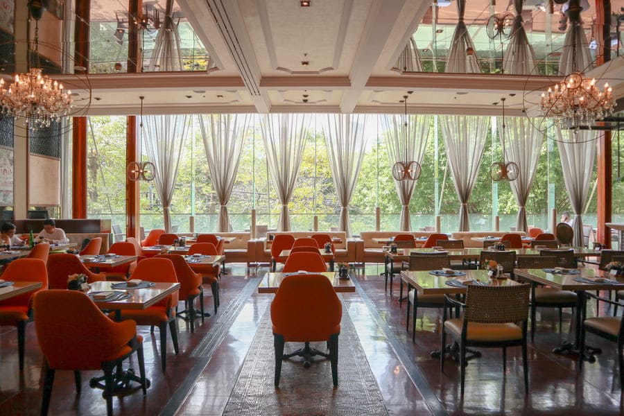 ホテル2階のレストランMetro  On Wireless