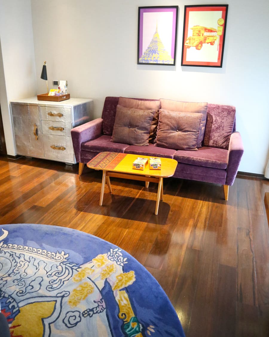 ソファとテーブル